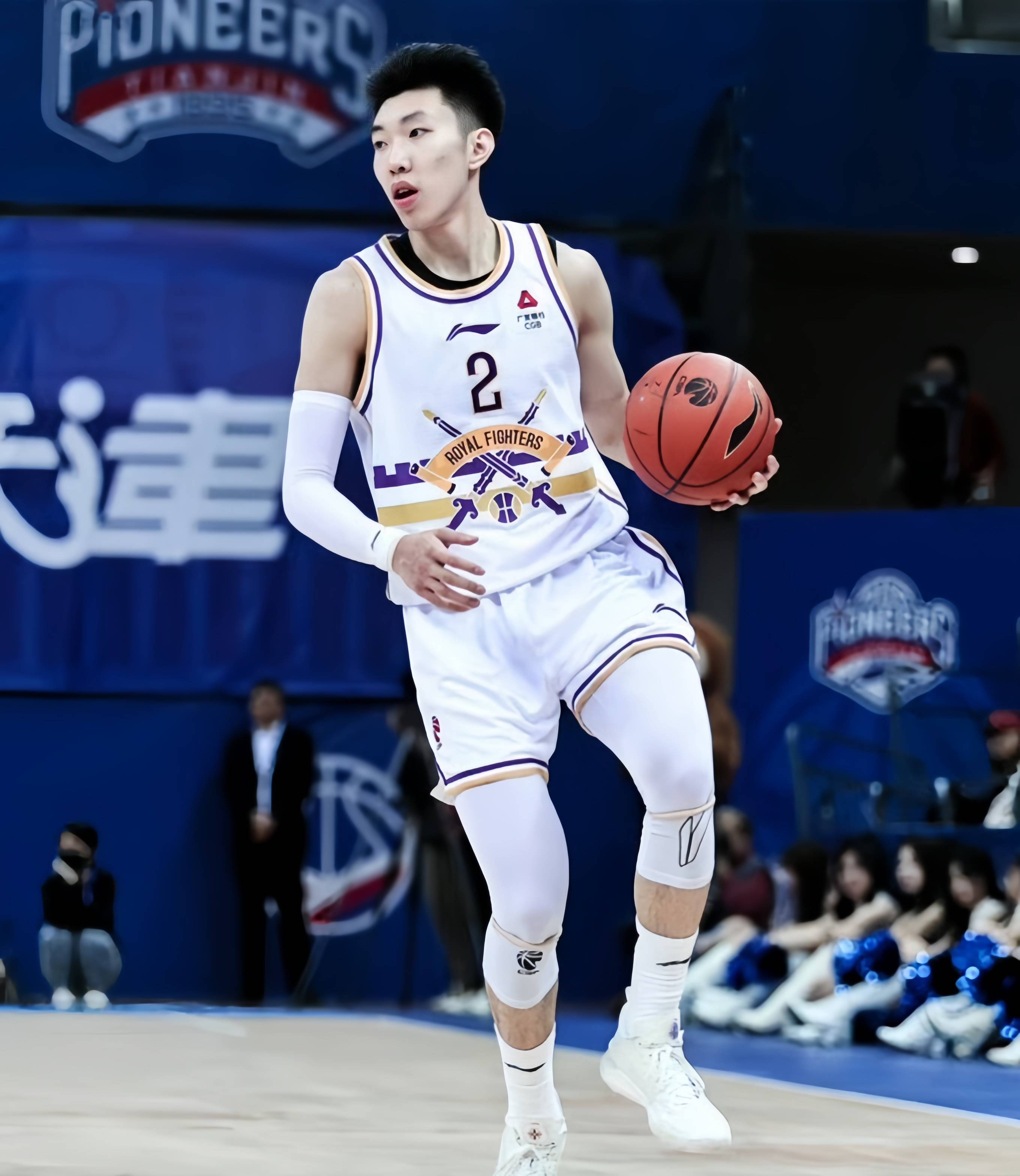 人球星表现突出，引领球队晋级
