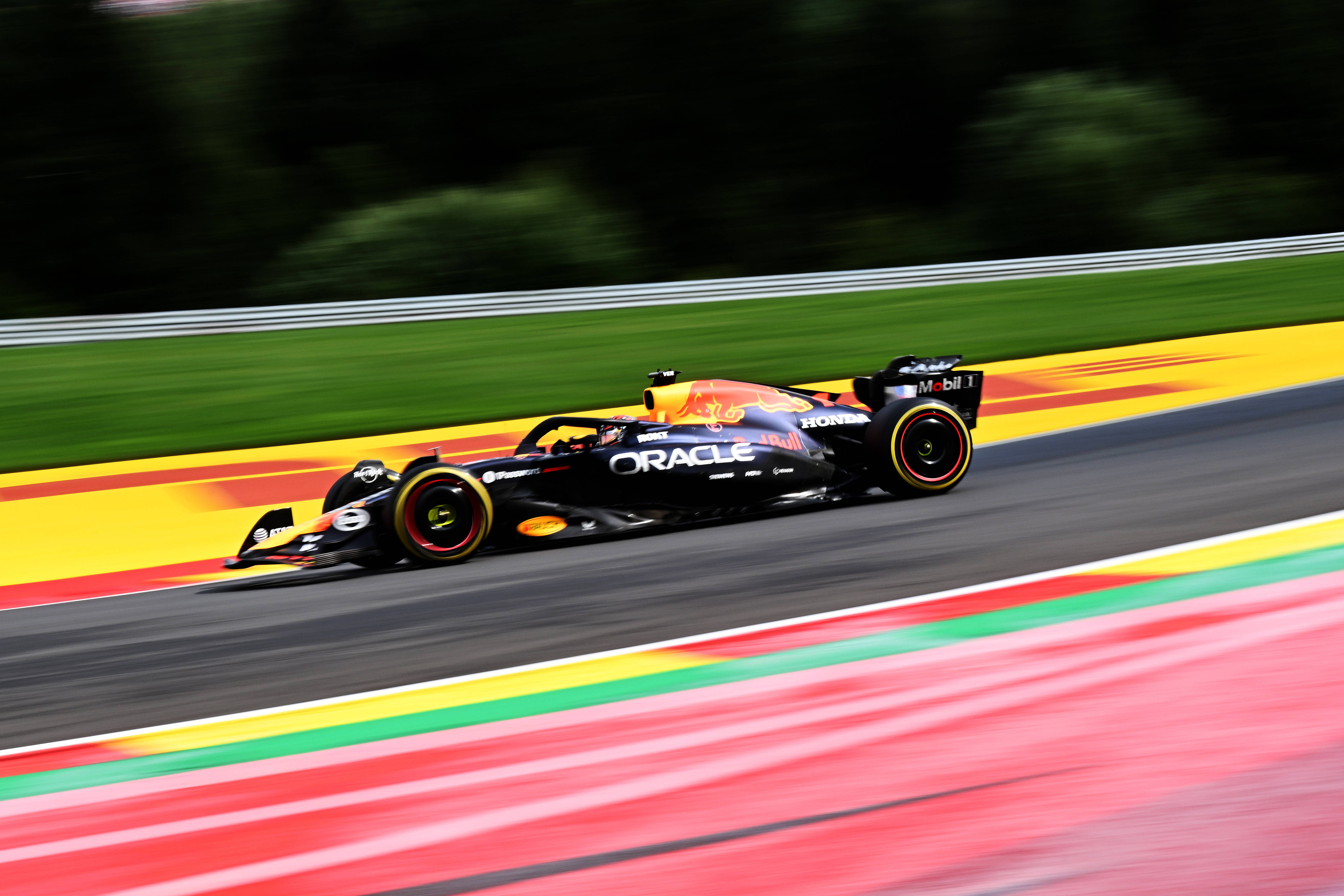 关于伦敦举行F1赛车比赛，国家队表现不可思议的信息