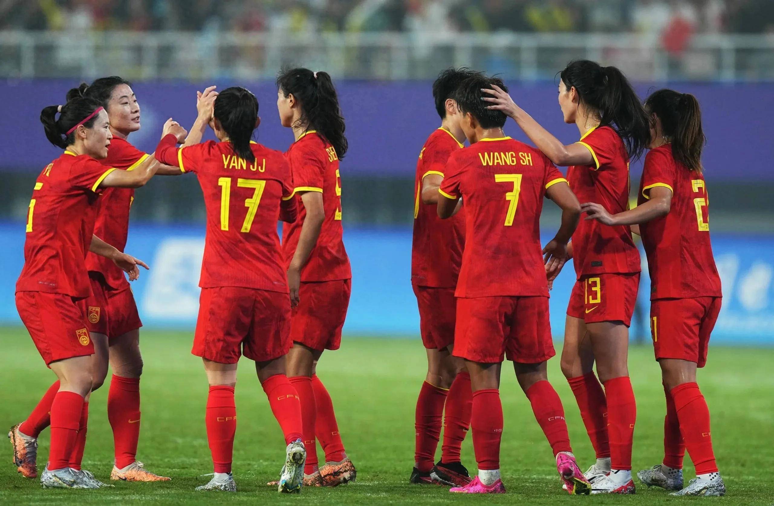 关于精彩！中国足球女队在比赛中克服重重困难获胜的信息