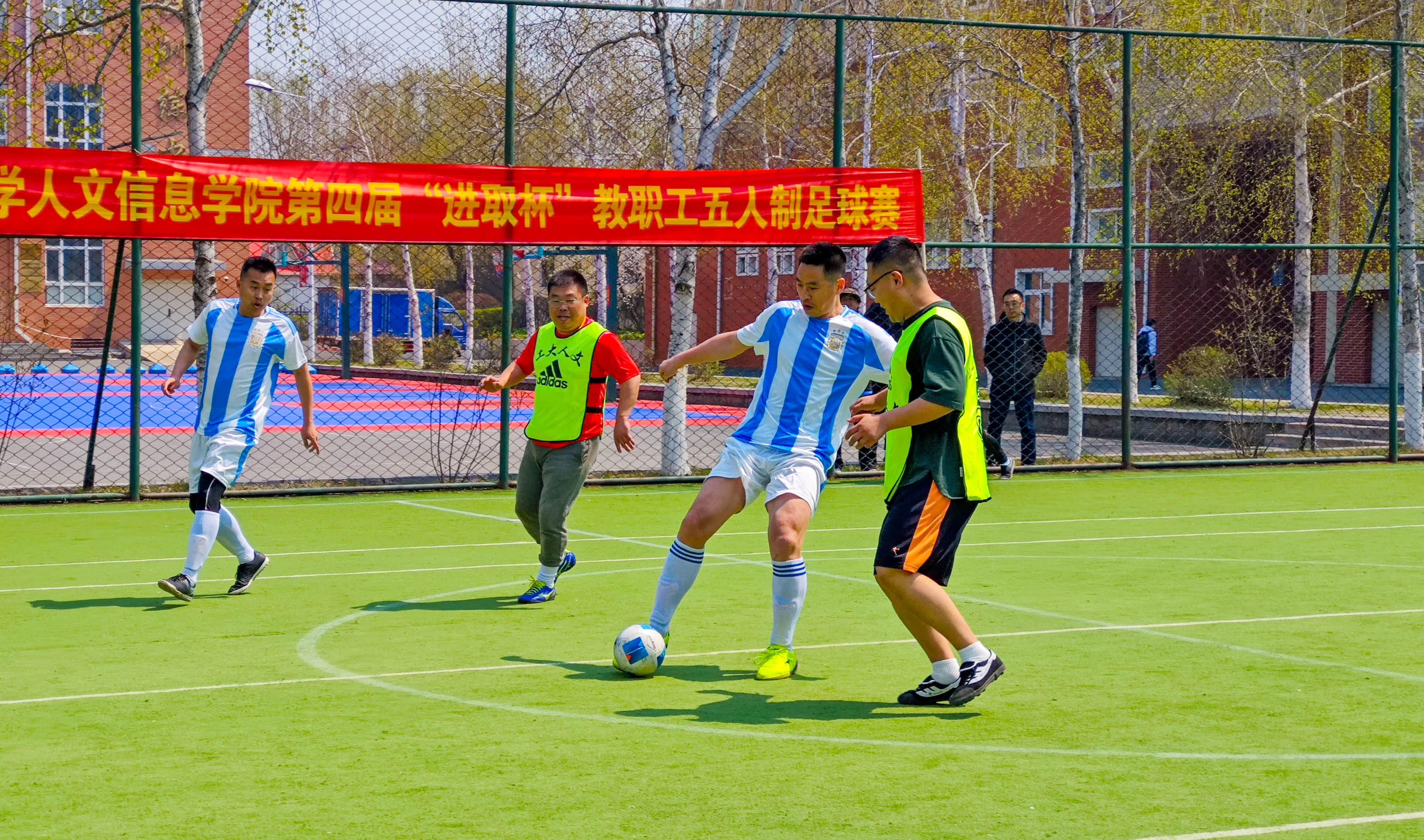 足球赛场上的烈火燃烧,风采飞扬 足球赛场上的烈火燃烧,风采飞扬