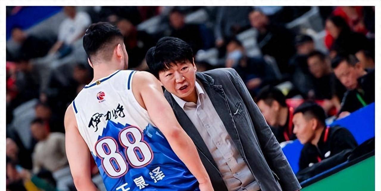 战术配合默契，队伍成功逆转比赛并获胜