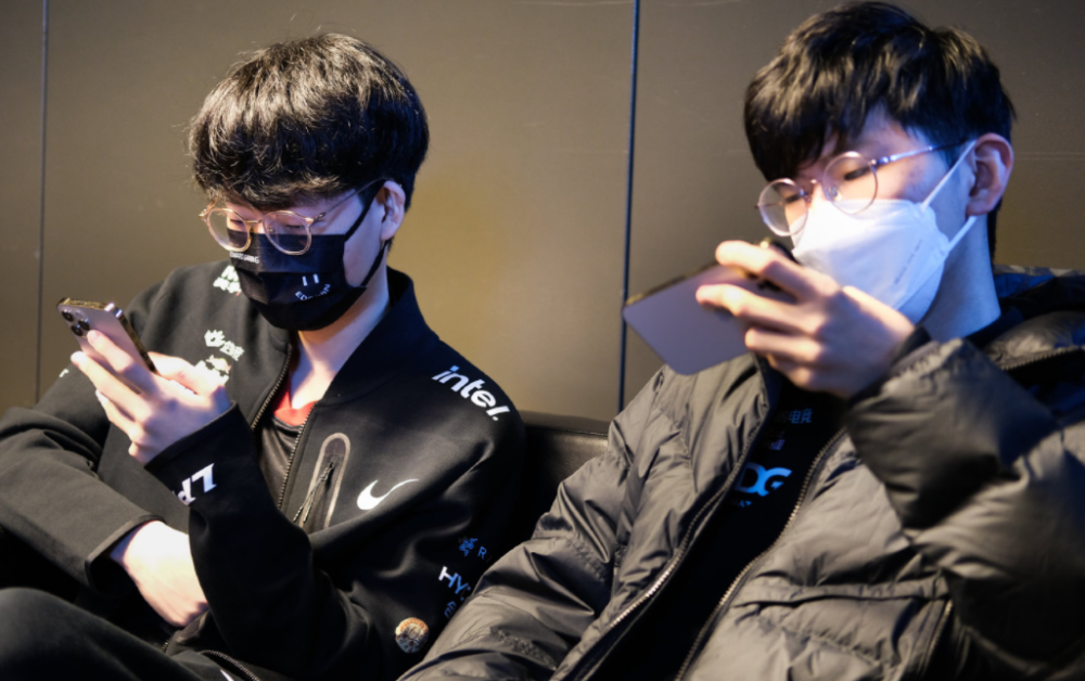 包含100T绝杀DFM，Xiaohu团战一打五激烈交锋半决赛，锁定晋级资格的词条